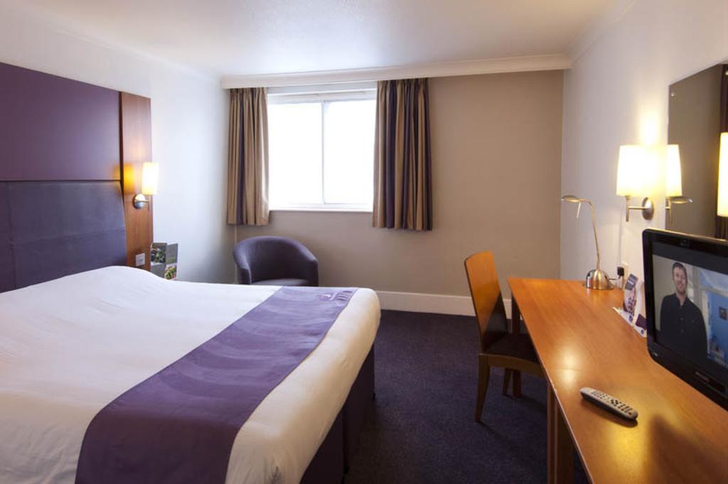 Premier Inn ทอนบริดจ์ ภายนอก รูปภาพ